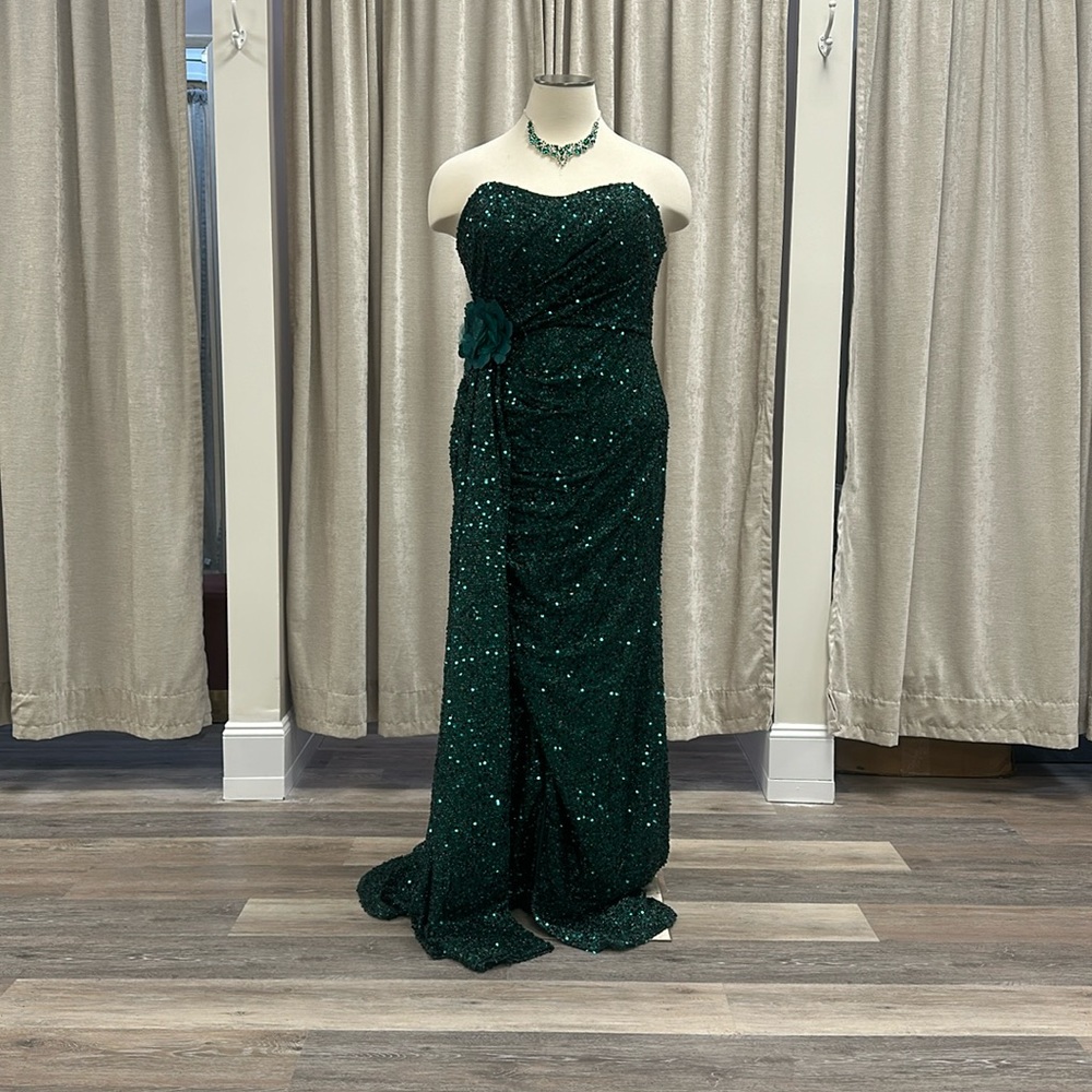 NWT. Size 16 sequin emerald color gown with flower appliqué